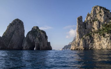 Capri Adası'nda Akdeniz kıyısında kayalık teraslar