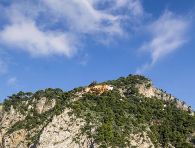 Capri Adası'nda Akdeniz kıyısında kayalık teraslar