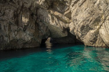 Capri Adası'nda Akdeniz kıyısında kayalık teraslar  