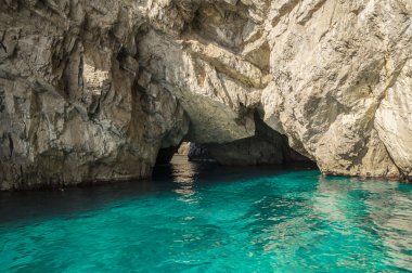 Capri Adası'nda Akdeniz kıyısında kayalık teraslar  