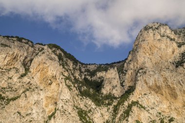 Capri Adası'nda Akdeniz kıyısında dağ ve bulutlar 