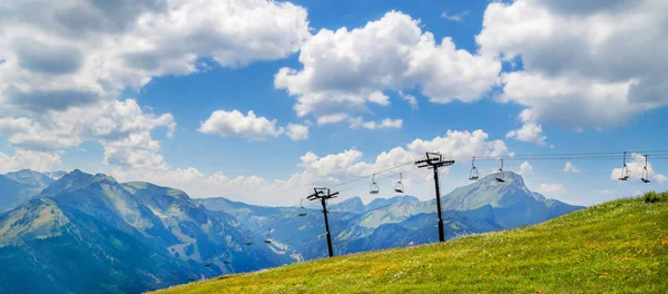 Prachtige Groene Landschap Met Witte Wolken Bergen Van Franse Alpen — Stockfoto