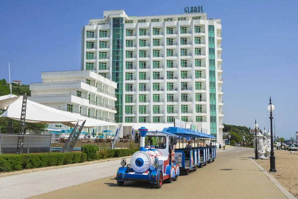 Golden Sands, Varna ,Bulgaristan - 22 Mayıs 2016. Golden Sands Beach - popüler yazlık güzel sahil. Arka planda Glarus Hotel yer almaktadır. Mini trenile yolculuk taşımacılığı.