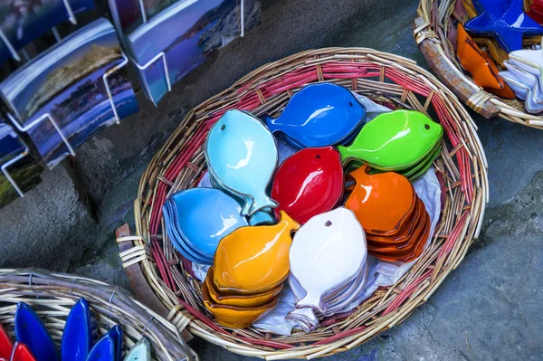 意大利辛克特尔地区的传统手工陶瓷产品 鱼形的五颜六色的盘子 — 图库照片