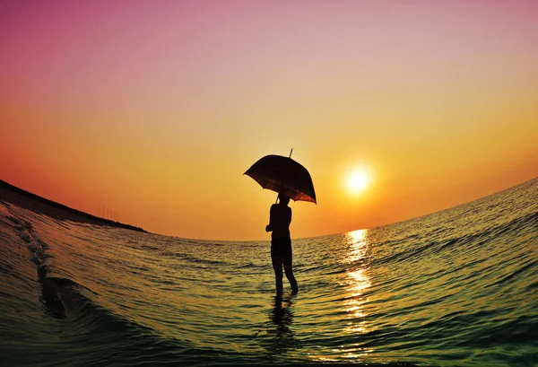 Kleiner Junge Mit Sonnenschirm Strand Bei Sonnenaufgang — Stockfoto