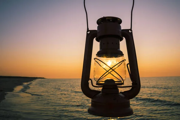 Alte Öllampe Auf Dem Meer Bei Sonnenaufgang — Stockfoto
