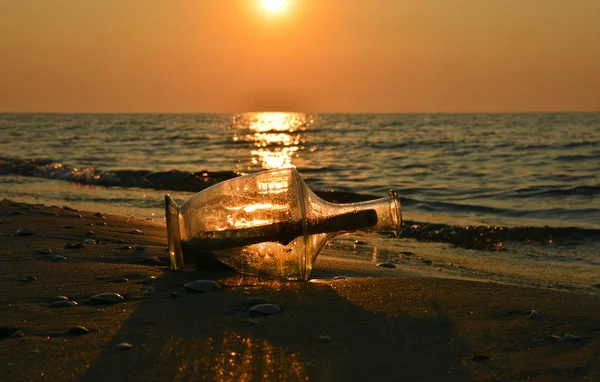 Μήνυμα Ένα Μπουκάλι Στην Παραλία Την Αυγή Τέχνη Τοίχου Και — Φωτογραφία Αρχείου