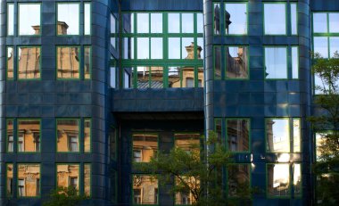 Avrupa şehrindeki modern bina