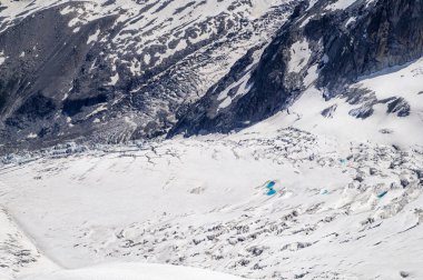 Kayalar ve yaz sezonunda dağların zirveleri, gökyüzüne yakın. Fransız Alpleri, Mont Blanc masifi, Chamonix.