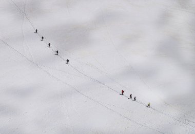 Buzul insanlar yürümek, Monte Bianco massif üzerinde 3400 m yüksekliği, Aosta Vadisi, İtalya