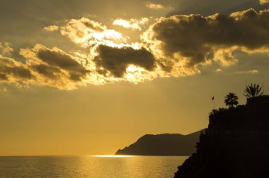 Günbatımı Manarola Ligurya Coast'ta üzerinde