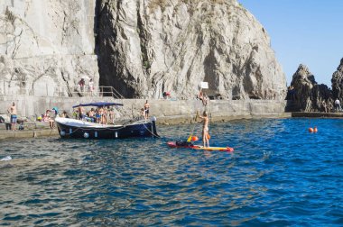 MANAROLA, CİNQUE TERRE, İtalya - 26 Haziran 2015. İtalya 'nın kuzeyinde Manarola, Cinque Terre' de kayalıklardaki turistler. 
