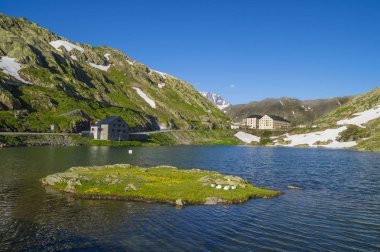 Güzel St Bernard Pass ve St Bernard manastırları Valais kantonunda İsviçre'de bulunan, İtalya çok yakın. 