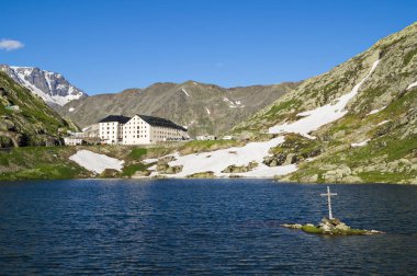 Güzel St Bernard Pass ve St Bernard manastırları Valais kantonunda İsviçre'de bulunan, İtalya çok yakın. 