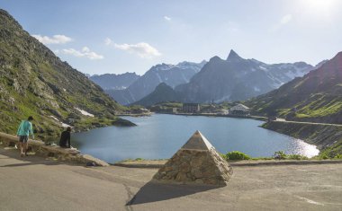 Alplerdeki dağ gölü manzarası