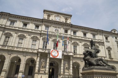 Torino,İtalya - 29 Haziran 2015. Torino Belediye Meydanı, İtalya, Belediye Binası binası ile, yerel yönetim koltuk ve Earl Green ve Moro Heykeli.