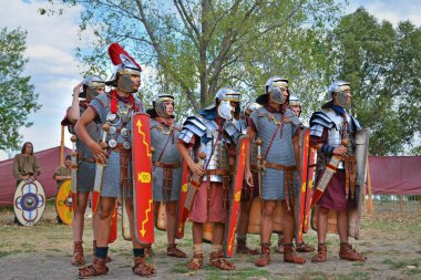 ConstANTA, ROMANIA - 13 Ağustos 2016. Antika Festivali Danais 'in ilk baskısı - Tomis Arena, Romalıların ve Dacian' ların alışkanlıklarını, yaşam tarzlarını ve dövüş taktiklerini sunar..