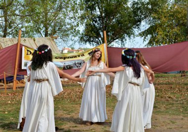 ConstANTA, ROMANIA - 13 Ağustos 2016. Antika Festivali Danais 'in ilk baskısı - Tomis Arena, Romalıların ve Dacian' ların alışkanlıklarını, yaşam tarzlarını ve dövüş taktiklerini sunar..