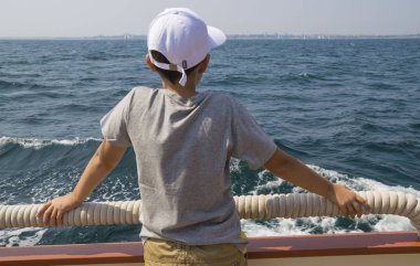 Köstence, Romanya - 30 Ağustos 2015. İnanılmaz yaz hafta sonu gezisi ve yelkenli gemi Adornate, Köstence, Romanya kıyıları ile Karadeniz'de unutulmaz macera.