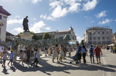 Köstence, Romanya - 3 Eylül 2017. Fransa'dan Le Caramantran Uluslararası Sokak Festivali 