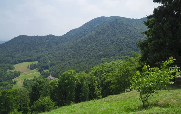 Prachtig Landschap Berg Pirchiriano Boven Het Dorp San Pietro Buurt — Stockfoto