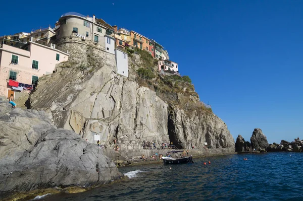 Manarola Cinque Terre Italien Juni 2015 Touristen Auf Den Felsen — Stockfoto