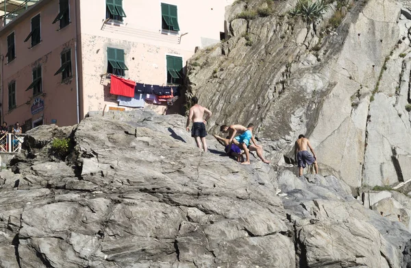 Manarola Cinque Terre Italy Ιουνιου 2015 Τουρίστες Στους Βράχους Της — Φωτογραφία Αρχείου