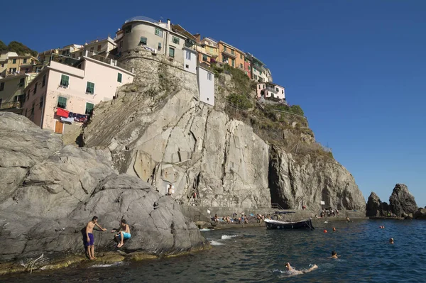 Manarola Cinque Terre Italien Juni 2015 Touristen Auf Den Felsen — Stockfoto