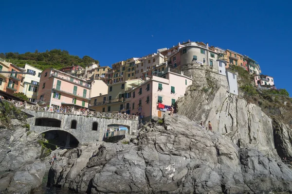 Manarola Cinque Terre Italy June 2015 意大利北部Cinque Terre的Manarola岩石上的游客 — 图库照片