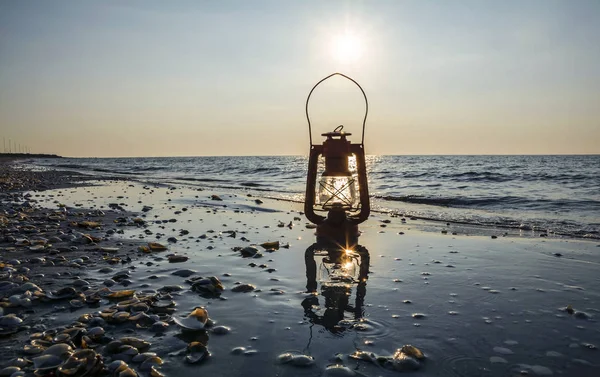 Vintage Olie Lamp Zee Bij Zonsopgang — Stockfoto