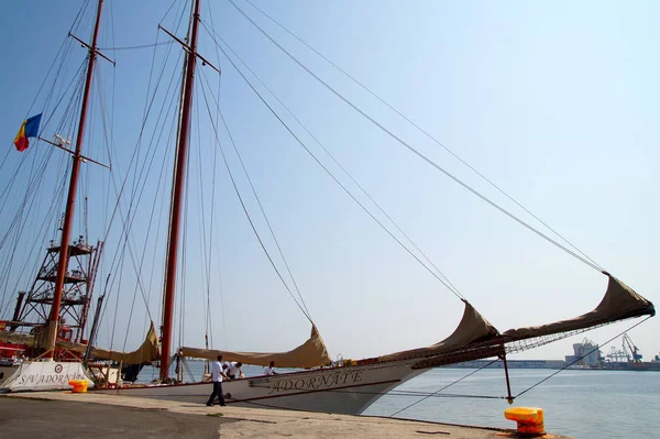 コンスタンタ ルーマニア 2015年8月30日 素晴らしい夏の週末クルーズと帆船アドルネート コンスタンタ ルーマニアの海岸と黒海の忘れられない冒険 — ストック写真