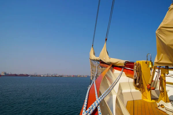 Mavi Gökyüzü Altında Yelkenli Gemi — Stok fotoğraf