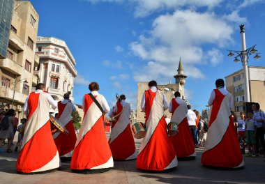 Köstence, Romanya-3 Eylül 2017. Fransa 'dan Ulik & Le snob & Cie, Köstence 'deki Ovidius Meydanı 'nda bulunan Uluslararası sokak festivali 