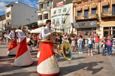 Köstence, Romanya-3 Eylül 2017. Fransa 'dan Ulik & Le snob & Cie, Köstence 'deki Ovidius Meydanı 'nda bulunan Uluslararası sokak festivali 