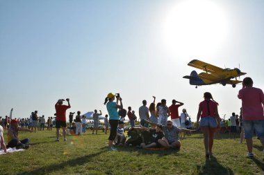 Tuzla, Köstence, Romanya-19 Ağustos 2017. Airshow Aeromania, Güney-Doğu Romanya 'da turistler kalabalık için inanılmaz Havacılık gösterisi ve üst yaz cazibe, Tuzla Aerodrome üzerinde. 