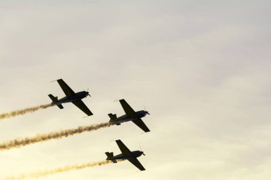 Tuzla, Köstence, Romanya-19 Ağustos 2017. Airshow Aeromania, Güney-Doğu Romanya 'da turistler kalabalık için inanılmaz Havacılık gösterisi ve üst yaz cazibe, Tuzla Aerodrome üzerinde.  