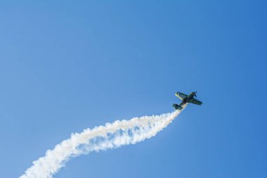 Tuzla, Köstence, Romanya-19 Ağustos 2017. Airshow Aeromania, Güney-Doğu Romanya 'da turistler kalabalık için inanılmaz Havacılık gösterisi ve üst yaz cazibe, Tuzla Aerodrome üzerinde.