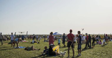 Tuzla, Köstence, Romanya-19 Ağustos 2017. Airshow Aeromania, Güney-Doğu Romanya 'da turistler kalabalık için inanılmaz Havacılık gösterisi ve üst yaz cazibe, Tuzla Aerodrome üzerinde.  