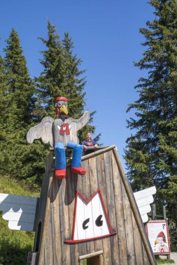 Çatıdaki tahta kartal heykeli.