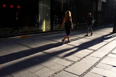 Knez Mihailova Caddesi veya Belgrad kentinin en eski Caddesi ve ünlü turistlerden biri olan Prens Michael Caddesi üzerinde yaz günbatımı. Sokak fotoğrafçılığı.