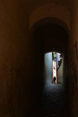 Brasov, Romanya-Mayıs, 2018. Rope Street benzersiz bir atmosfer ve Brasov merkezinde inanılmaz eski renkli dar sokak, Romanya güzel şehir.