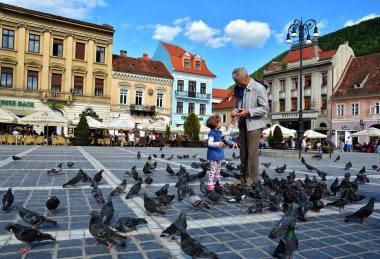 Brasov, Romanya-Mayıs, 2018. Brasov Council Square, Brasov şehir, Romanya inanılmaz turistler cazibe.