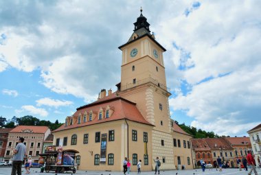Brasov, Romanya-Mayıs, 2018. Brasov Council Square, Brasov şehir, Romanya inanılmaz turistler cazibe. 