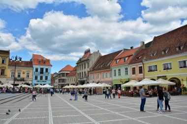 Brasov, Romanya-Mayıs, 2018. Brasov Council Square, Brasov şehir, Romanya inanılmaz turistler cazibe. 