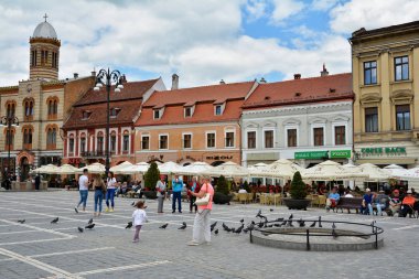 Brasov, Romanya-Mayıs, 2018. Brasov Council Square, Brasov şehir, Romanya inanılmaz turistler cazibe. 