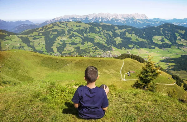 Νεαρό Αγόρι Που Θαυμάζει Φύση Από Την Κορυφή Του Βουνού — Φωτογραφία Αρχείου