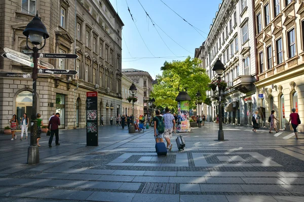 Belgrad, Sırbistan-13 Temmuz 2017. Knez Mihailova Caddesi veya Prince Michael Street, Belgrad kentinin en eski Caddesi ve ünlü turistler cazibe biri.