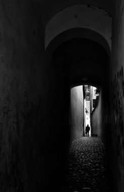 Brasov, Romanya-Mayıs, 2018. Rope Street, benzersiz bir atmosfer ve Brasov merkezinde inanılmaz eski renkli dar sokak, Romanya güzel şehir.