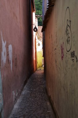 Brasov, Romanya-Mayıs, 2018. Rope Street, benzersiz bir atmosfer ve Brasov merkezinde inanılmaz eski renkli dar sokak, Romanya güzel şehir.