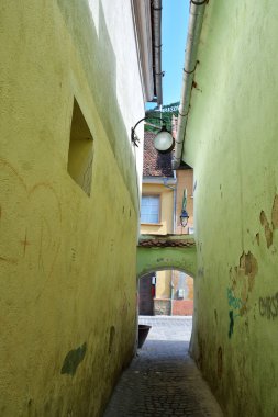 Brasov, Romanya-Mayıs, 2018. Rope Street, benzersiz bir atmosfer ve Brasov merkezinde inanılmaz eski renkli dar sokak, Romanya güzel şehir.